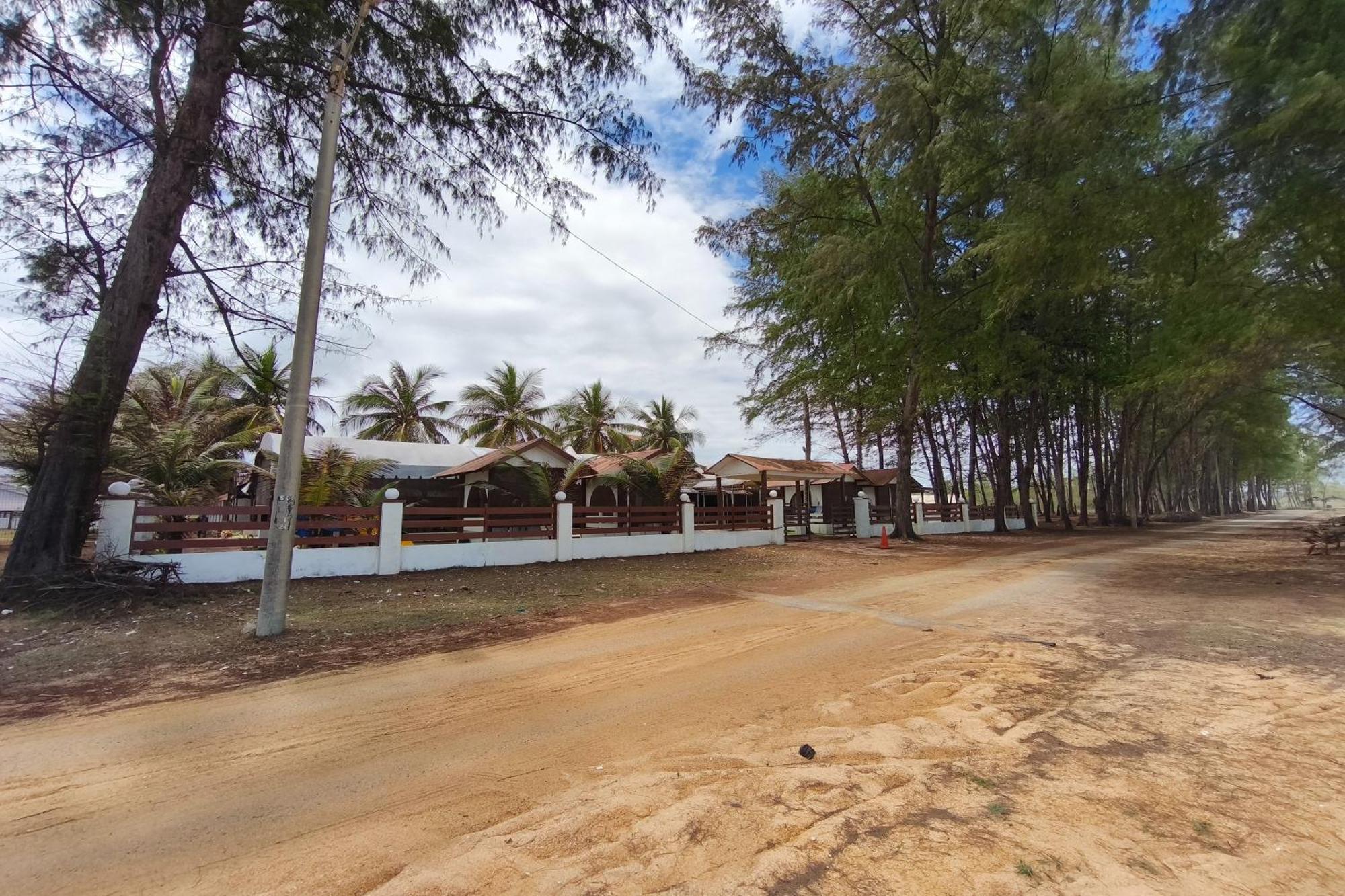 Alsafina Kijal Beach Resort & Restaurant Exterior photo