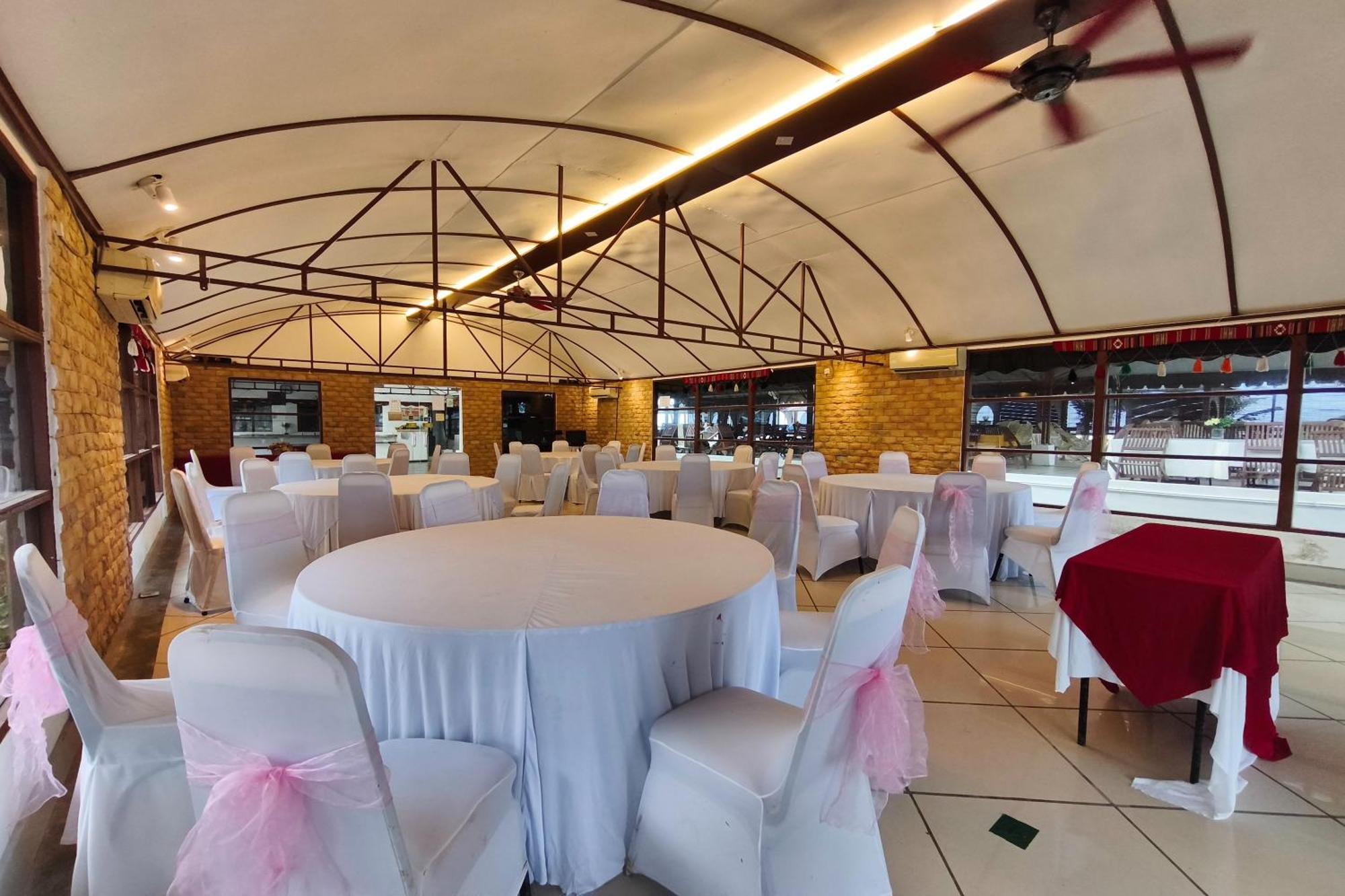 Alsafina Kijal Beach Resort & Restaurant Exterior photo